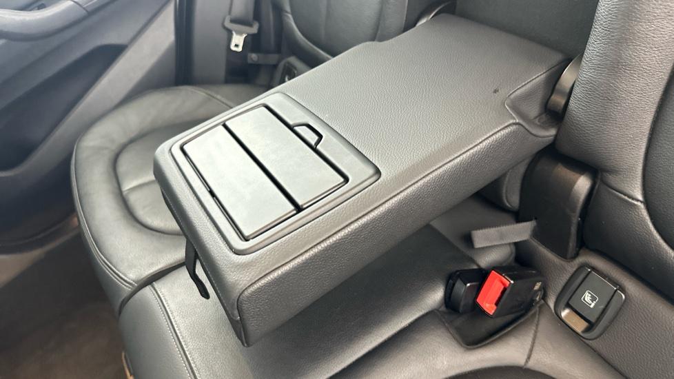 Rear Armrest/ Cup Holder