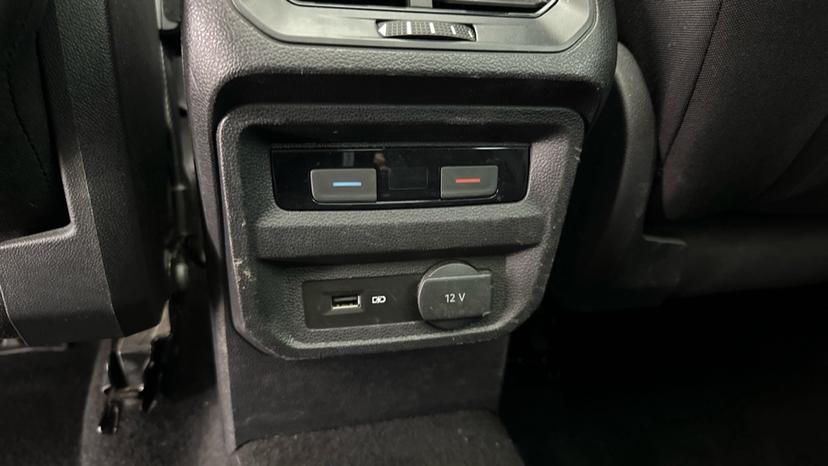 Rear Climate Control / USB Connection