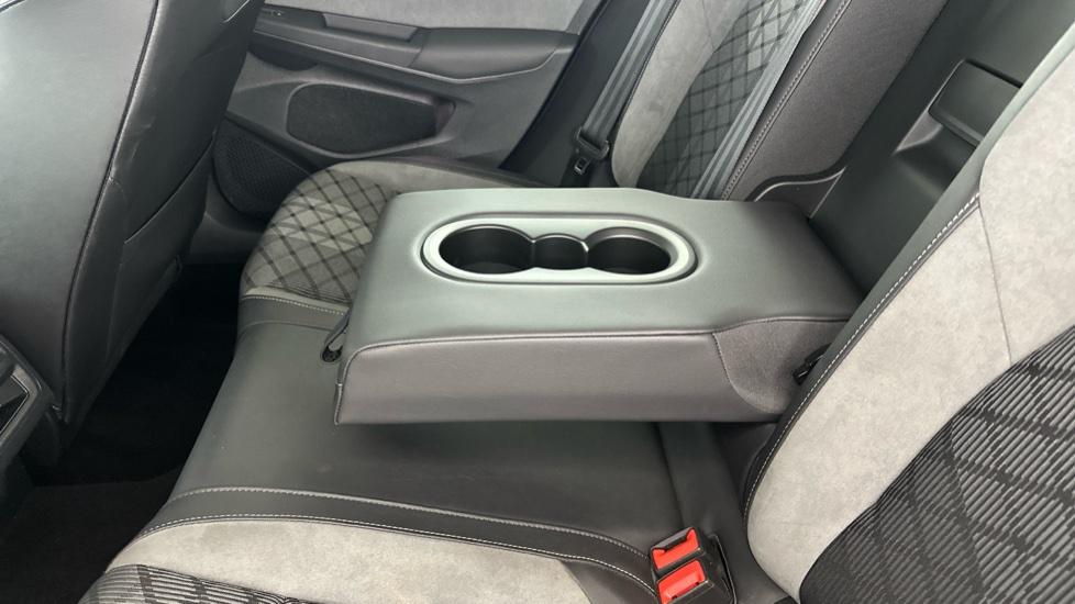 Rear Armrest/ Cup Holder