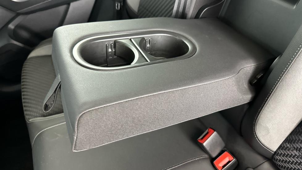 Rear Armrest / Cupholder