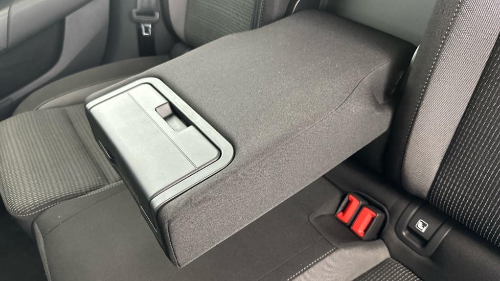 Rear Armrest/ Cup Holder