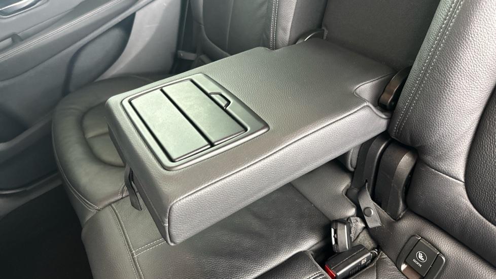 Rear Armrest / Cup Holder