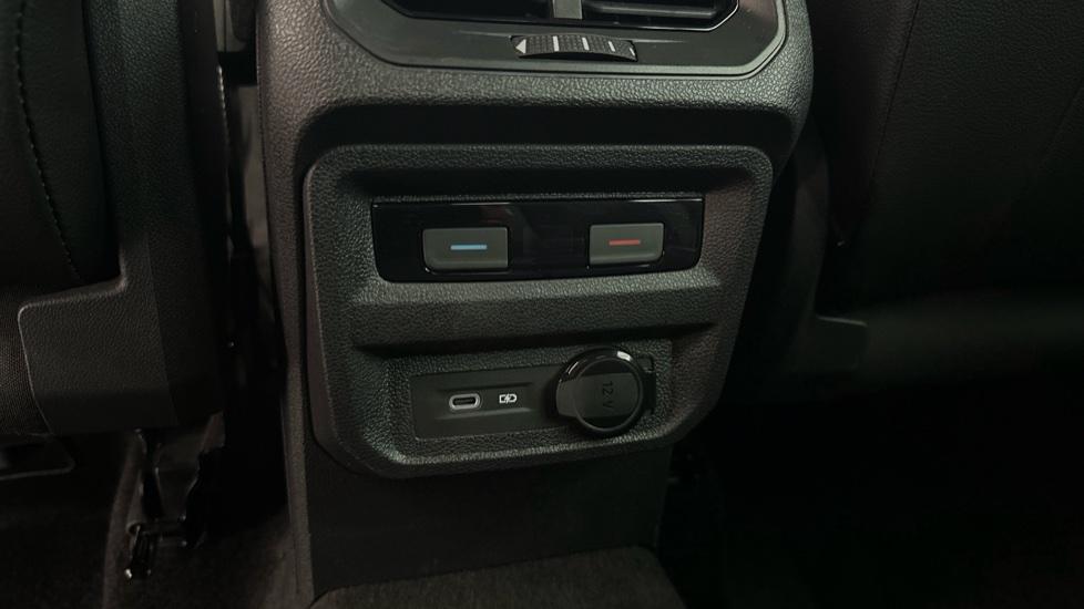 Rear Climate Control / USB Connection