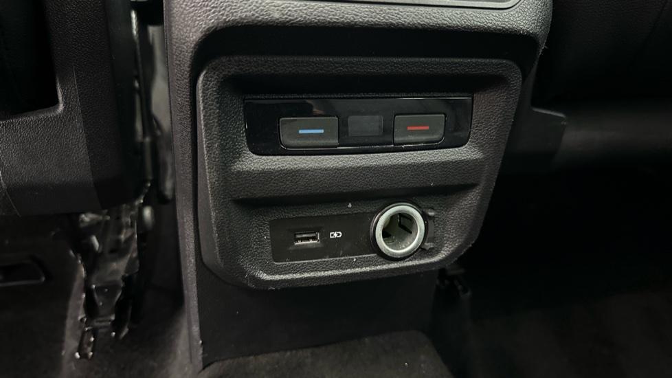 Rear Climate Control / USB Connection