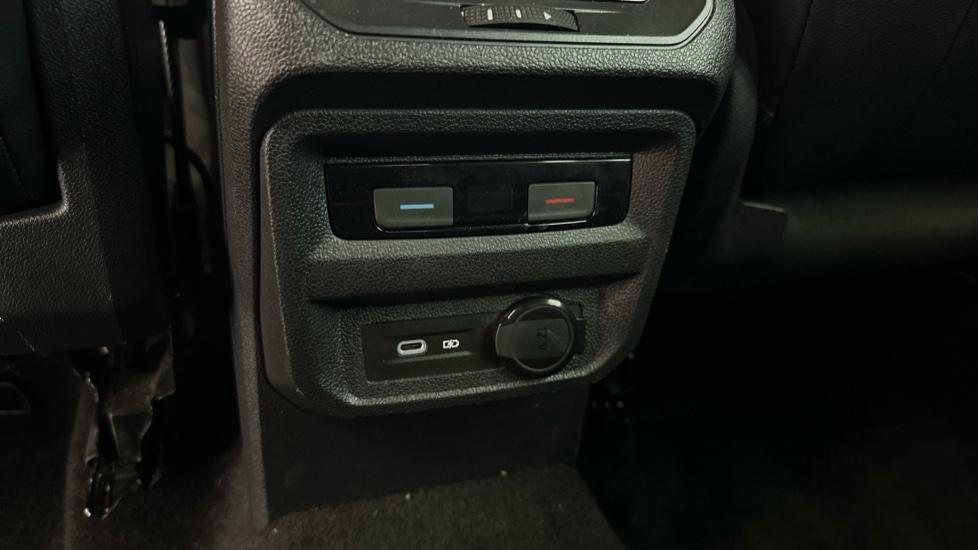 Rear Climate Control / USB Connection