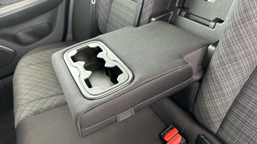 Rear Armrest/ Cup Holder