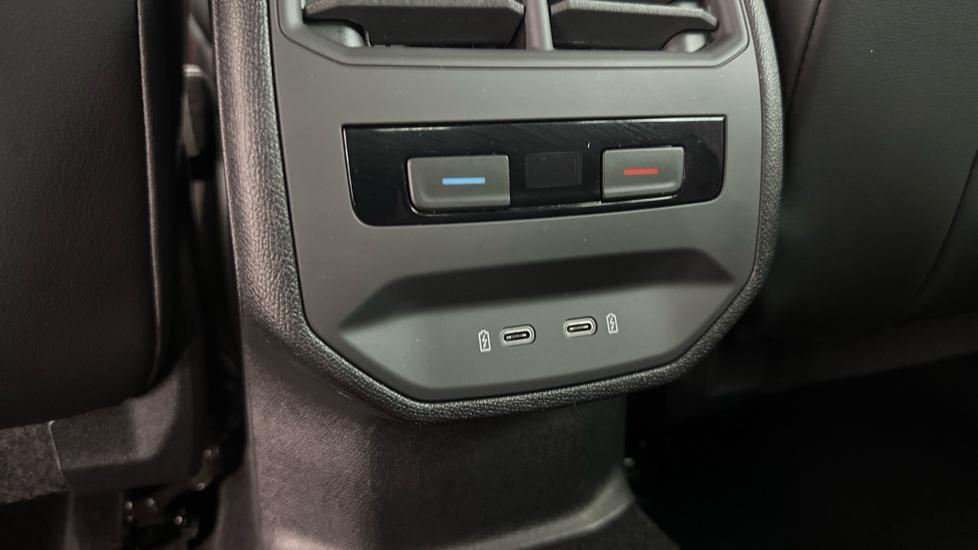 Rear USB Connection / Climate Control 