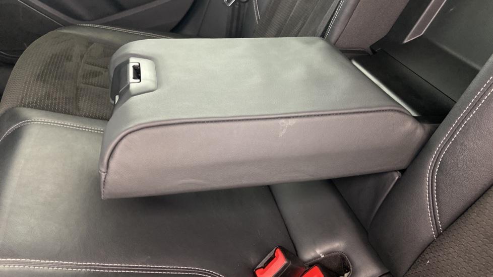 Rear armrest 