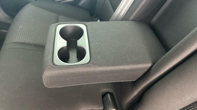 Rear Armrest/ Cup Holder