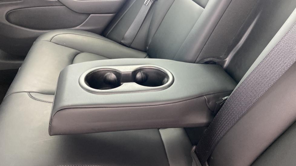 Rear Armrest/Cup Holders 