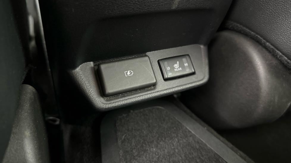 Rear USB Connection / Heated Seats