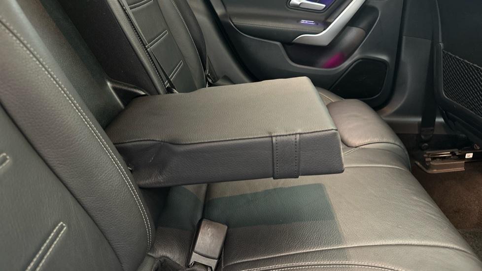 Rear armrest 