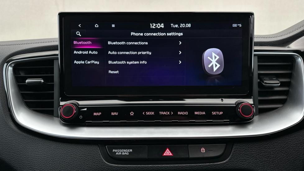 Bluetooth / Apple CarPlay / Android Auto 