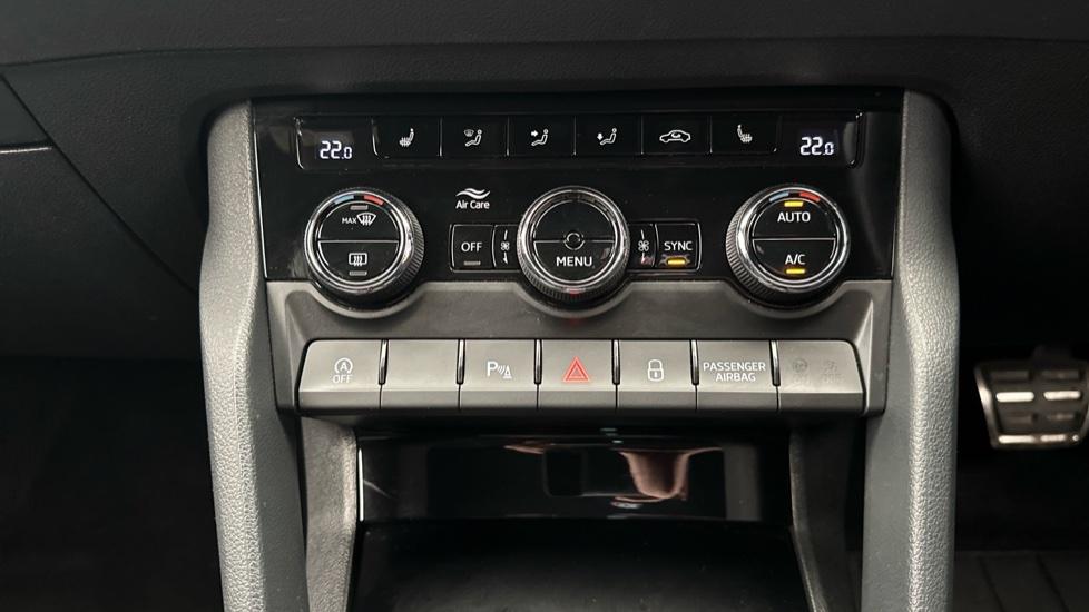 Dual Climate Control / Air Conditioning / Heated Seats 