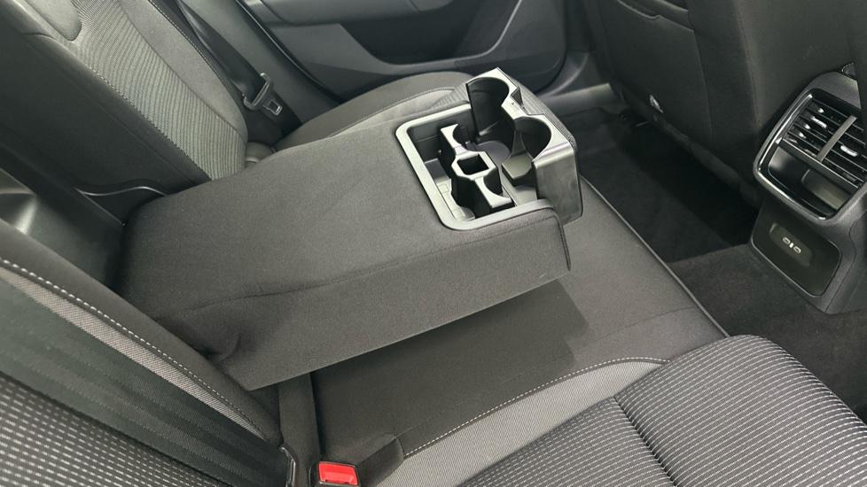 Rear Armrest/ Cup Holder