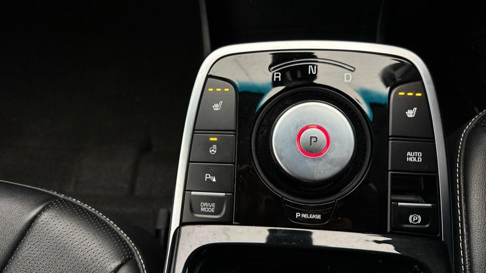 Heated steering wheel/Heated Seats 