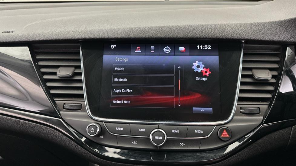 Apple CarPlay/Android Auto / Bluetooth 