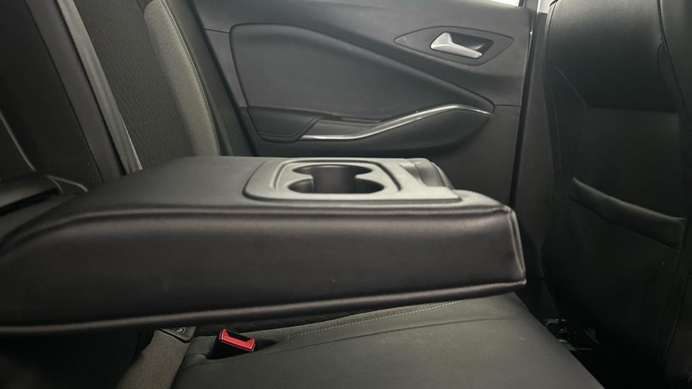 Rear Armrest/ Cup Holder