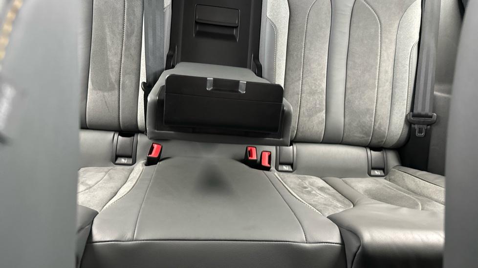 Rear Armrest/ Cup Holder