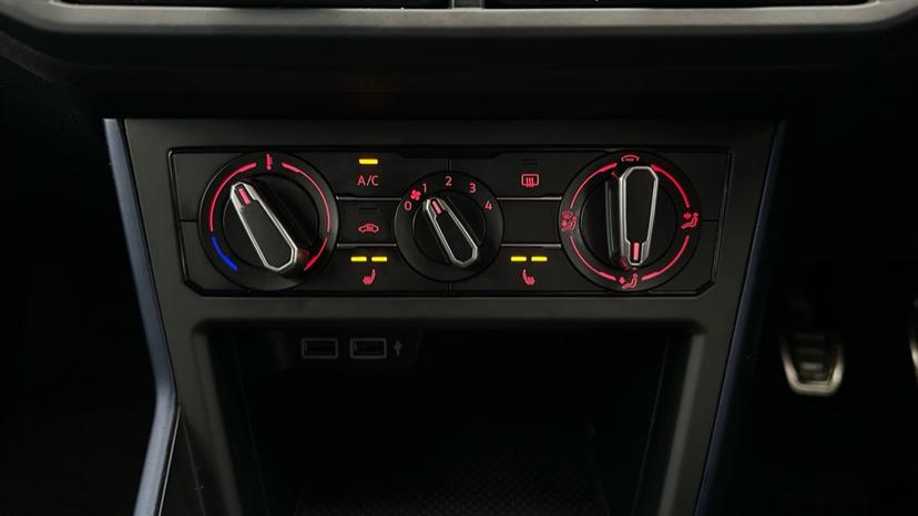 Air Conditioning  / Heated Seats 