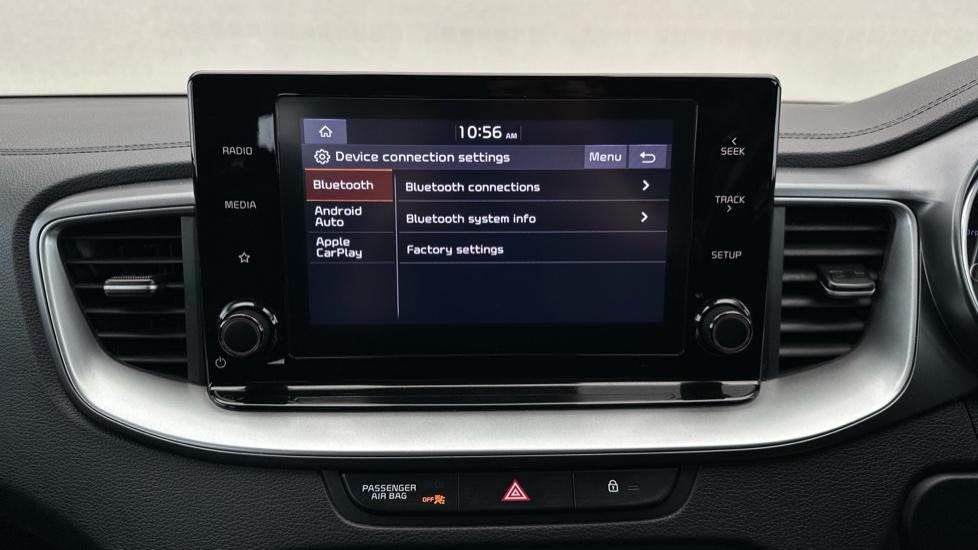 Bluetooth / Apple CarPlay / Android Auto 