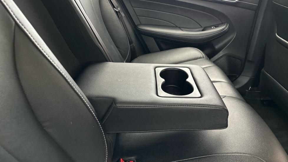 Rear Armrest/ Cup Holder