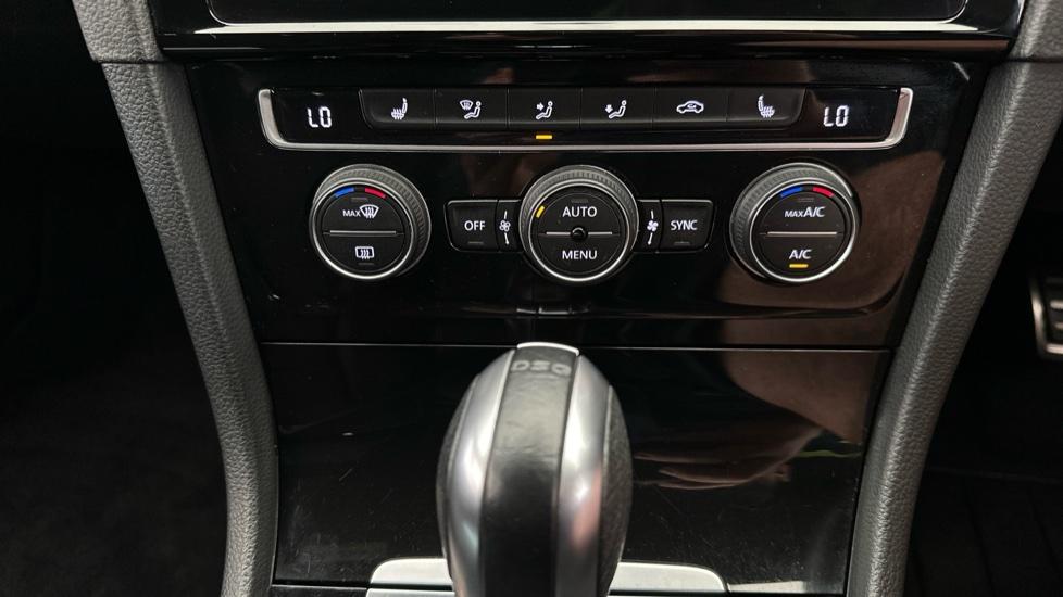 Dual Climate Control / Air Conditioning / Heated Seats 