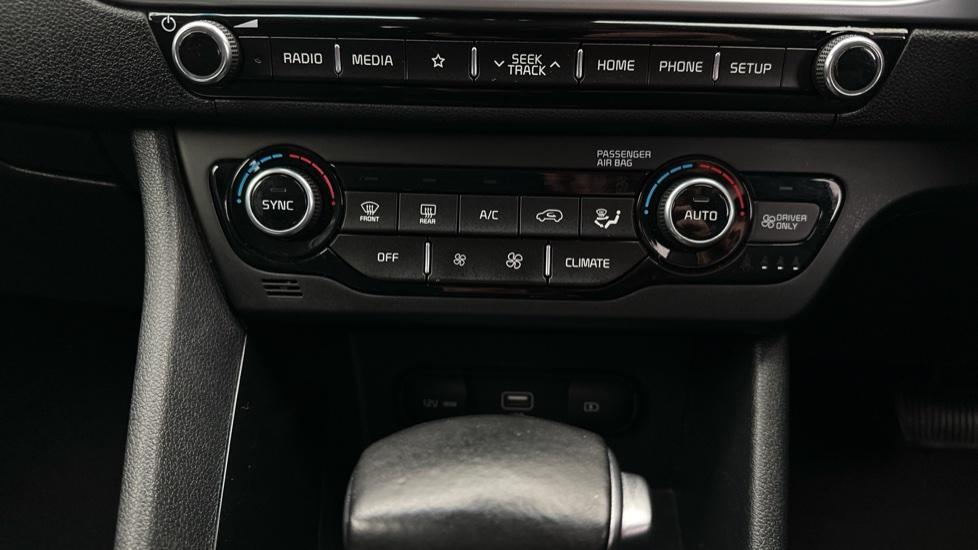 Dual Climate Control / Air Conditioning 