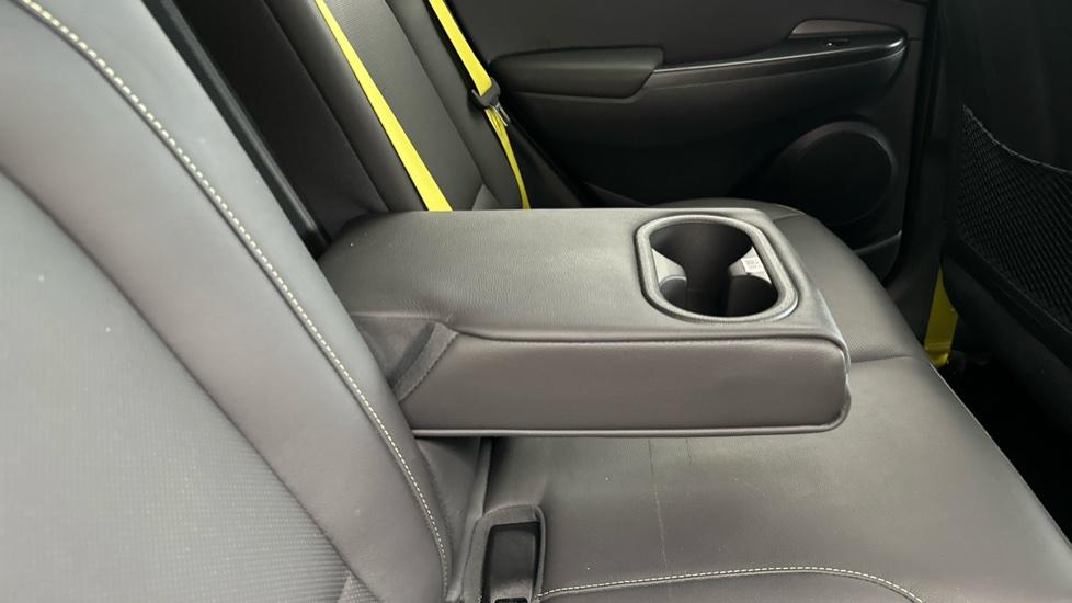 Rear Armrest/ Cup Holder