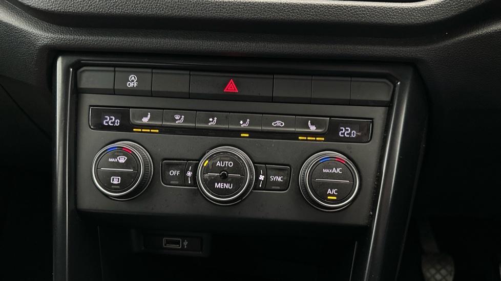 Dual Climate Control  / Air Conditioning  / Heated Seats 