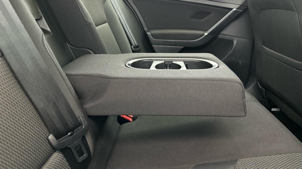 Rear Armrest/ Cup Holder