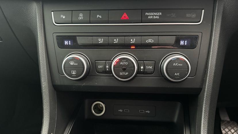 Dual Climate Control / Air Conditioning / Auto Stop/Start / Auto Park 