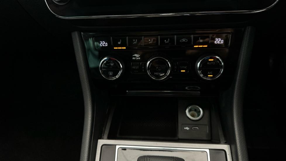 Air Conditioning /Dual Climate Control /Heated Seats 