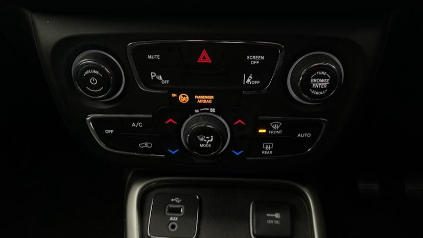 Dual Climate Control / Air Conditioning / Lane Assist 