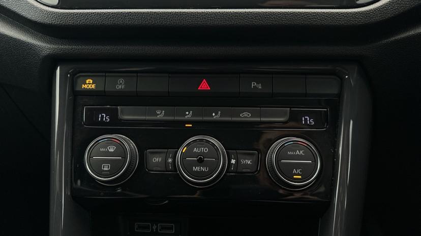 Air Conditioning / Dual Climate Control / Auto Stop/Start 