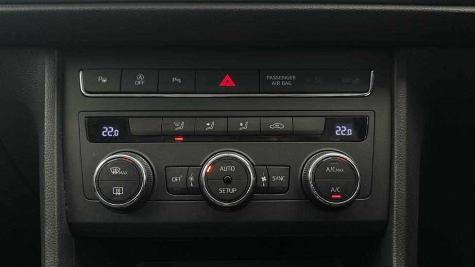 Air Conditioning / Dual Climate Control / Auto Stop/Start 