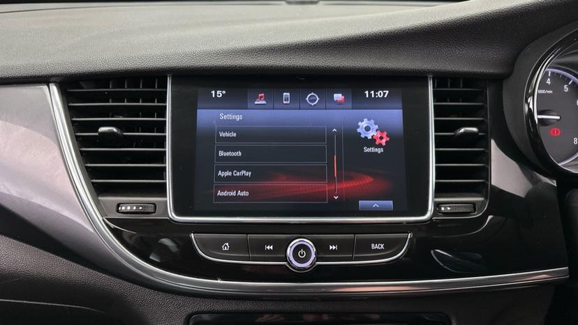 Apple CarPlay/Android Auto / Bluetooth 