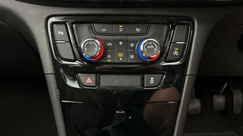 Dual Climate Control / Air Conditioning / Auto Stop/Start 