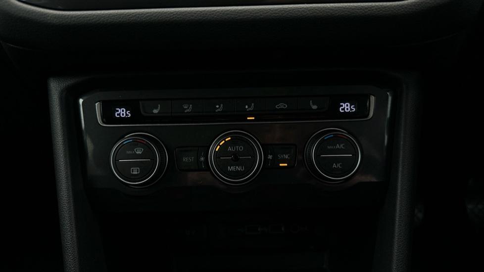 Air Conditioning / Dual Climate Control / Heated Seats 