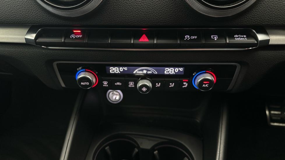 Air Conditioning / Dual Climate Control / Auto Stop/Start 