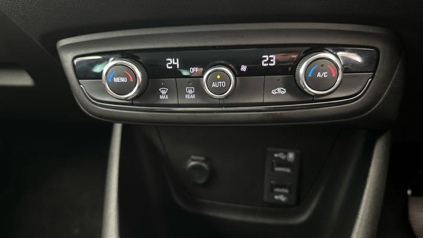 Air Conditioning /Dual Climate Control 