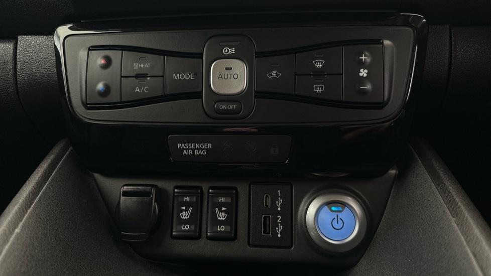 Air Conditioning / Heated Seats 