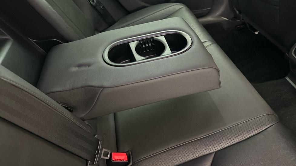 Rear Armrest/ Cup Holder