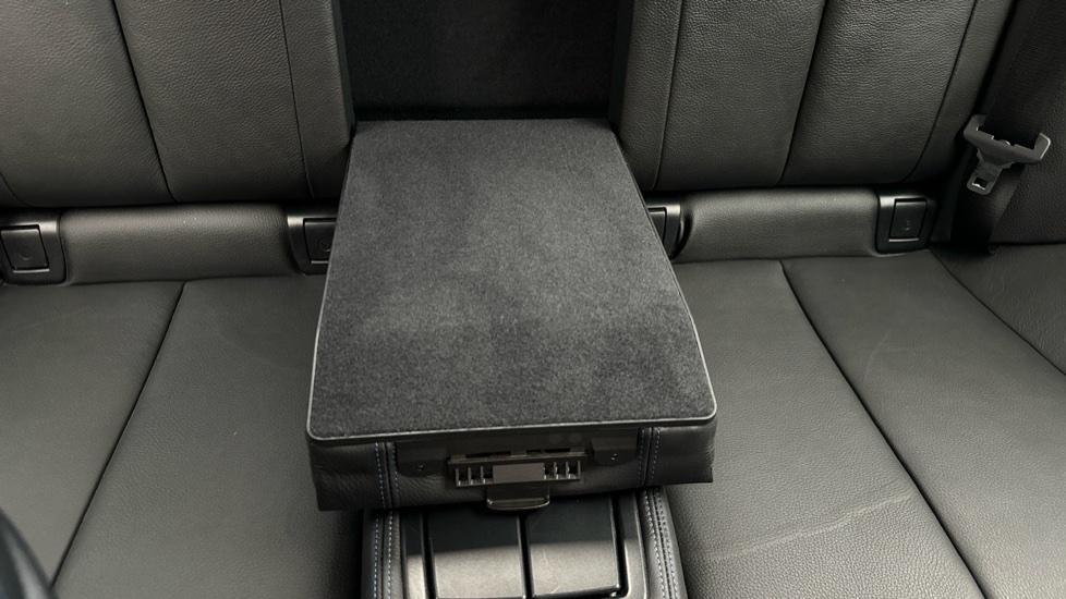 Rear armrest 