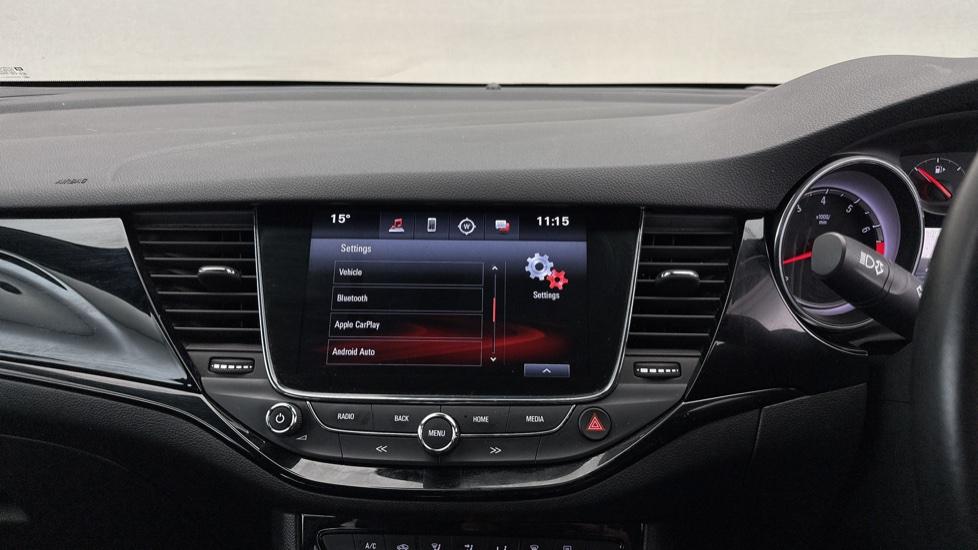 Apple CarPlay/Android Auto / Bluetooth 