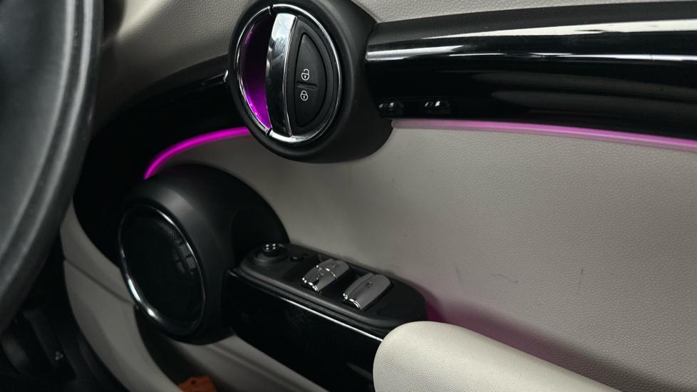 Electric Windows / Wing Mirrors / Ambient Lighting 