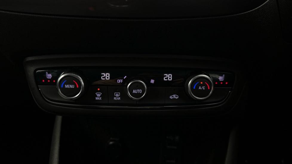 Air Conditioning / Dual Climate Control / Heated Seats 