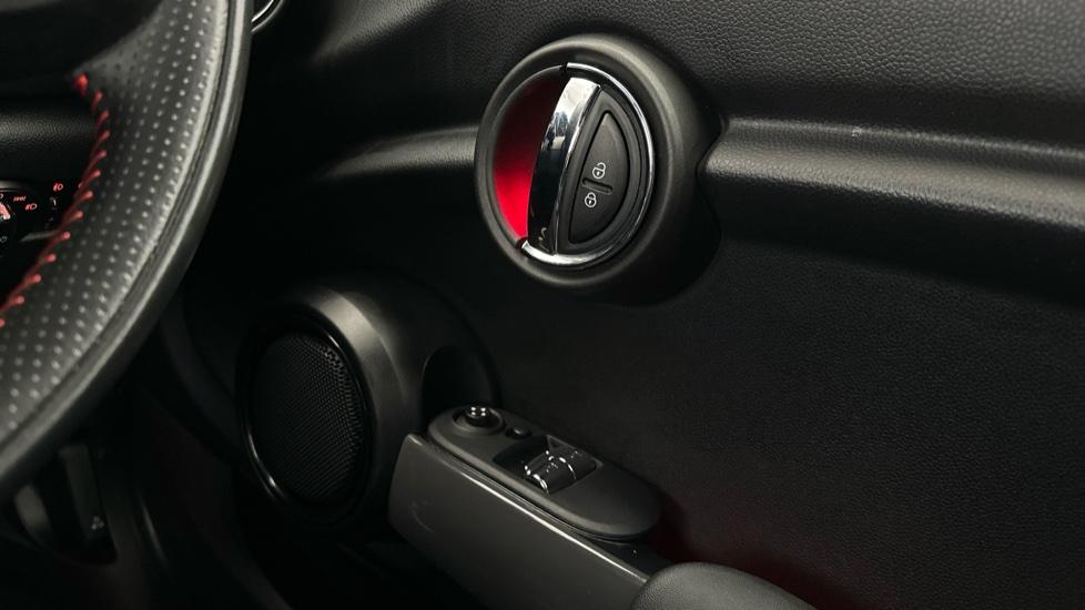 Electric Windows / Wing Mirrors / Ambient Lighting 