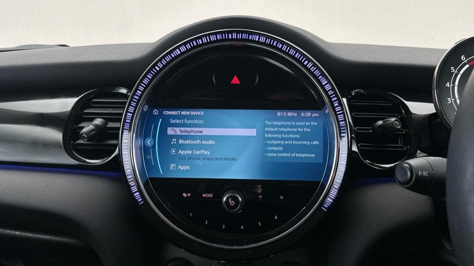 Bluetooth / Apple CarPlay / Android Auto 