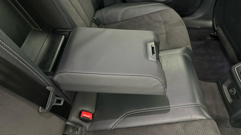 Rear armrest 